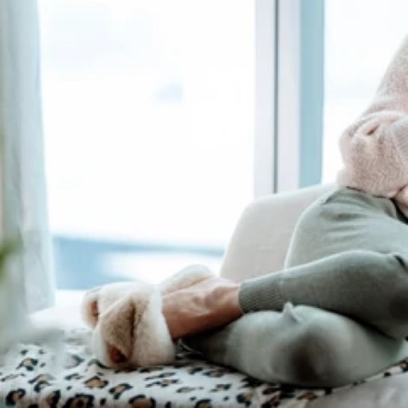 NWT. Shiraleah Ivory Stowe Slippers with Gift Packaging Ribbon. Size S/M. - Picture 3 of 3